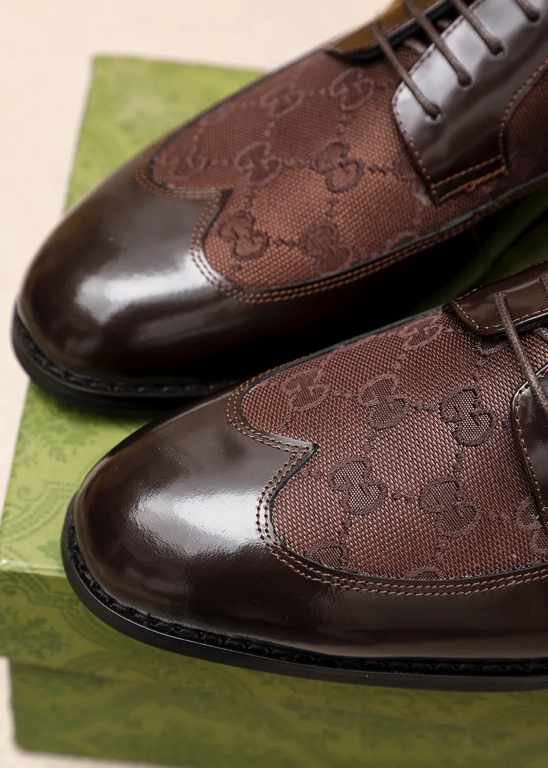 Men's shoes 💰460 💐 Product trademark: GUCCI "Gucci" business leather shoes Regular size: 38-44 (45🉑️customized) Product materials: Selected imported first-layer open-edge beaded cowhide leather upper, imported water-dyed cowhide leather lining. Strong three-dimensional visual effect, combined outsole Color: 2⃣️colors available